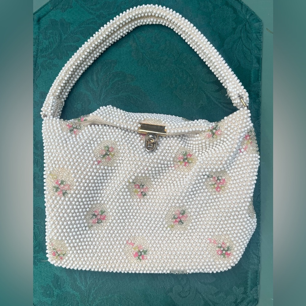 CHARMING &VINTAGE 1960s Plastic Beaded White Flowered Handbag